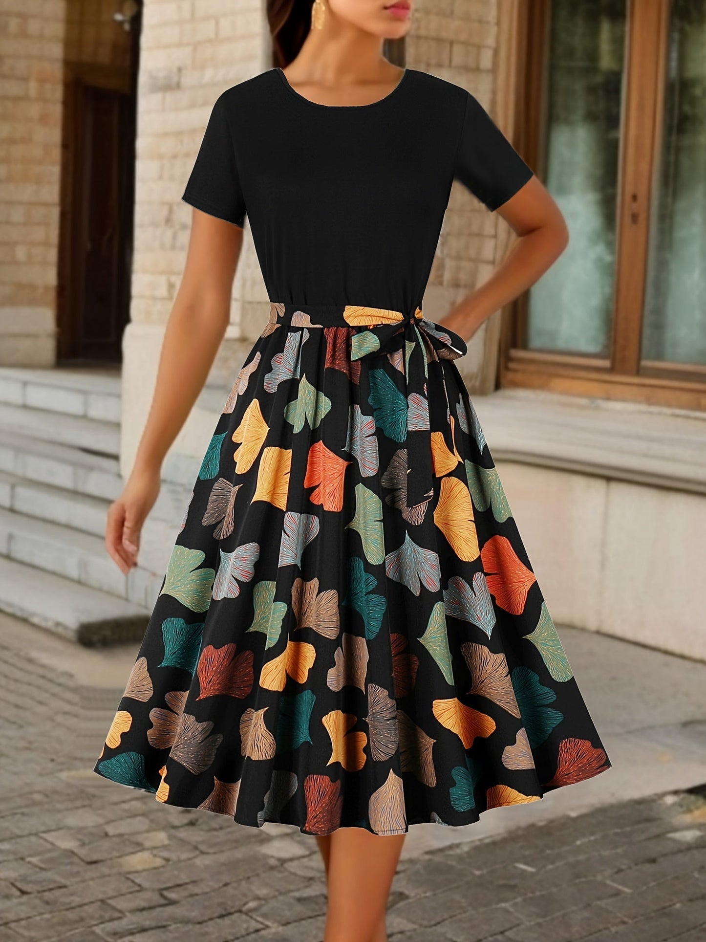 Elegantes Sommerkleid mit Blumendruck – Kurzarm, Rundhalsausschnitt, taillierter